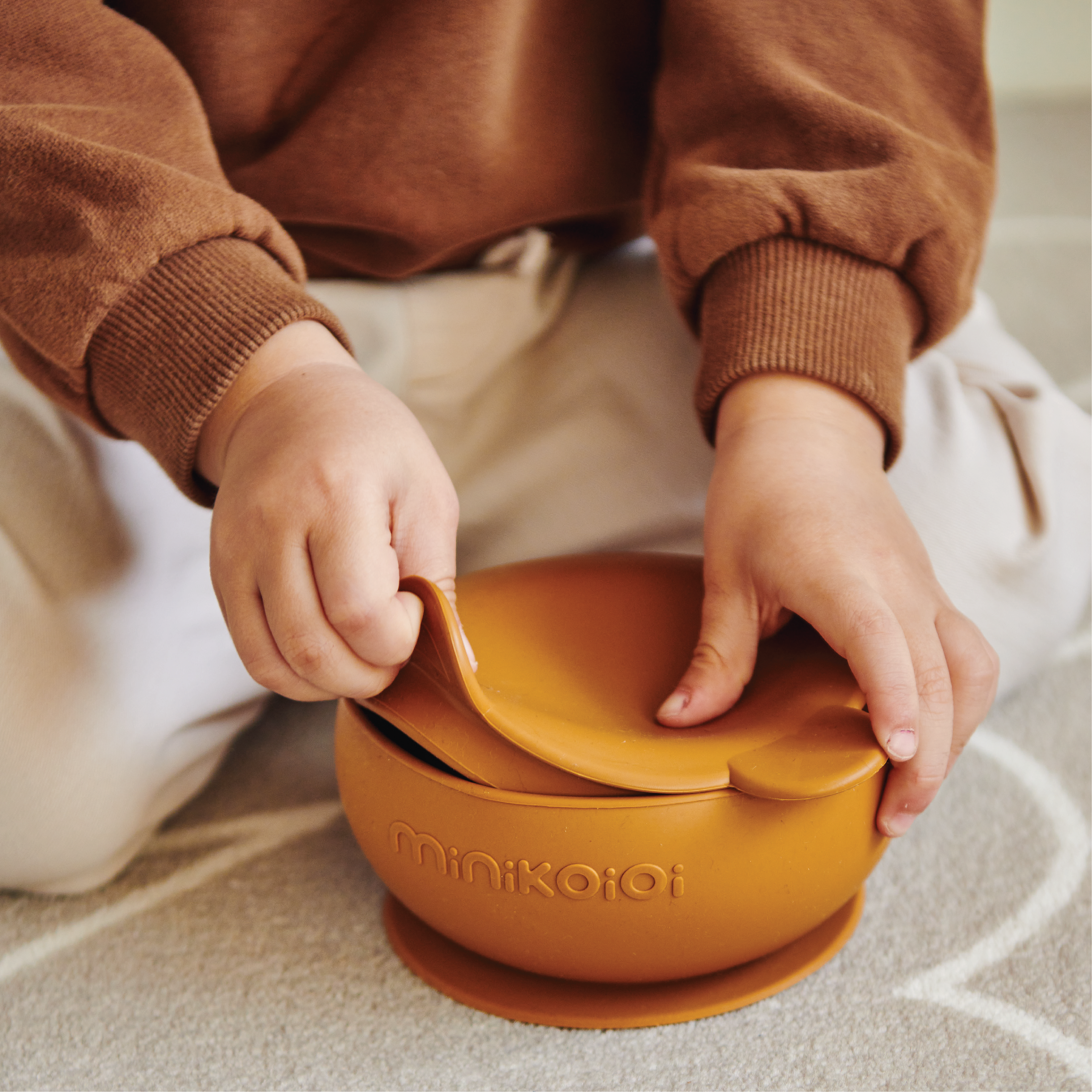MinikOiOi Bowly - Silicone Bowl with Suction Base and Lid